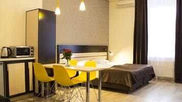 Family Studio Suite | Peti besi dalam bilik, meja, kalis bunyi, seterika/papan seterika