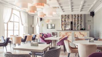 Sarapan dan makan tengah hari dihidangkan, masakan Eropah Moden