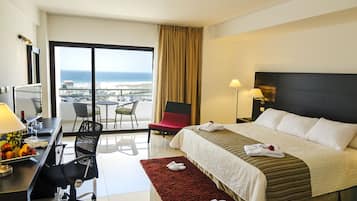 Habitación doble, 1 cama Queen size, vista al océano | Minibar, caja de seguridad en la habitación y escritorio