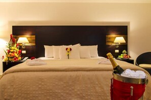 Minibar, caja de seguridad en la habitación y escritorio 