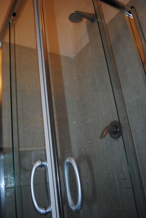 Habitación con 2 camas individuales, baño compartido | Regadera en el baño