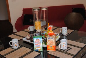 每日供應自助早餐 (每人 EUR5)