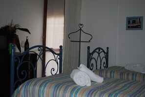 雙床房, 共用浴室 | 房內夾萬、書桌、嬰兒床 (收費)、免費 Wi-Fi