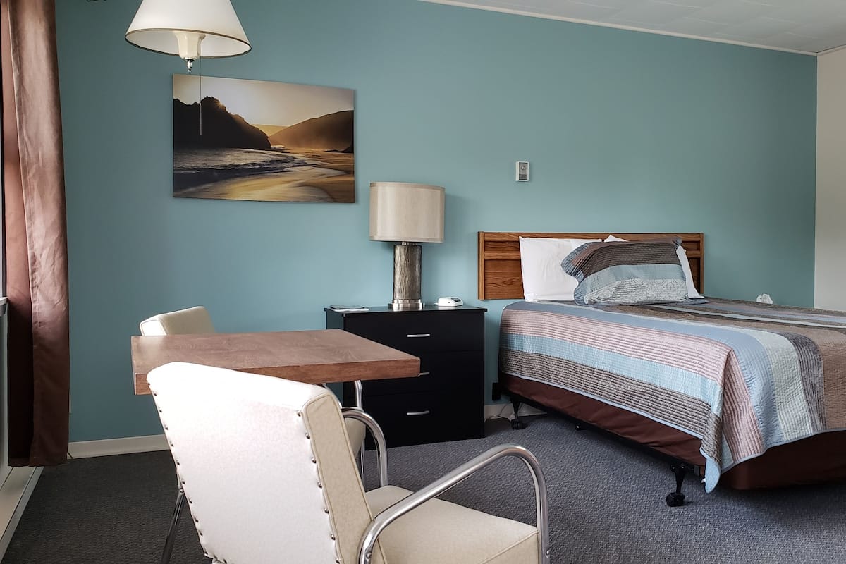 Queen Suite - Standard | Individually furnished, laptop workspace, iron/ironing board, free WiFi
