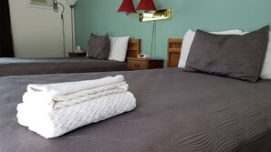 Suite Deluxe, 2 llits dobles | Mobiliari individual i espai de treball apte per a portàtils 