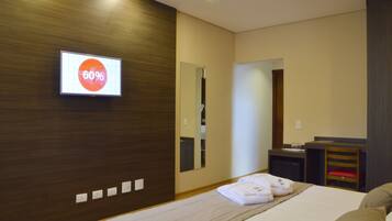 Habitación estándar con 1 cama doble o 2 individuales | Minibar, escritorio, cortinas opacas y wifi gratis