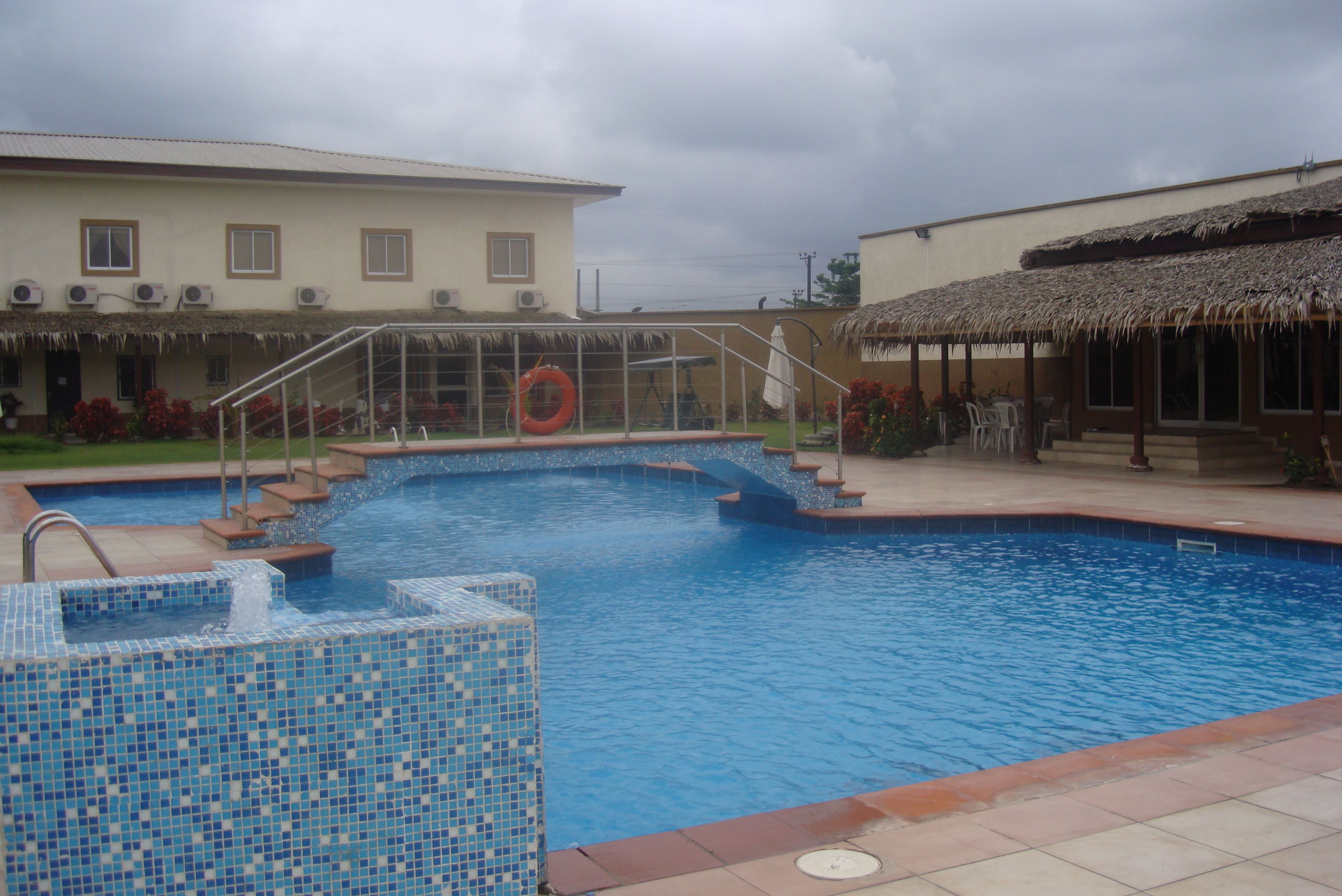 Una piscina al aire libre
