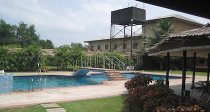 Axari Hotel & Suites