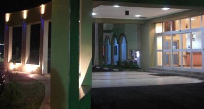 Axari Hotel & Suites