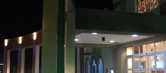 Axari Hotel & Suites