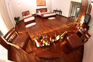 ห้องดีลักซ์ | มินิบาร์, ตู้นิรภัยในห้องพัก, โต๊ะทำงาน, ห้องเก็บเสียง