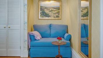 Room, 1 Queen Bed | Living area | 19-inch flat-screen TV with cable channels, TV, DVD player