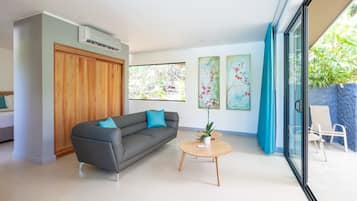 Grand Suite, 1 King Bed | Living area | 42-inch flat-screen TV with cable channels, TV