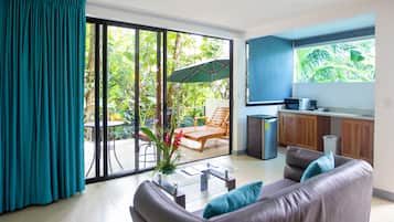 Grand Suite, 1 King Bed | 起居區 | 42-吋平面電視、有線頻道、電視