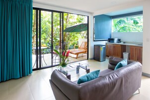 Grand Suite, 1 King Bed | 起居区 | 42-英寸纯平电视 （配备有线频道）、电视