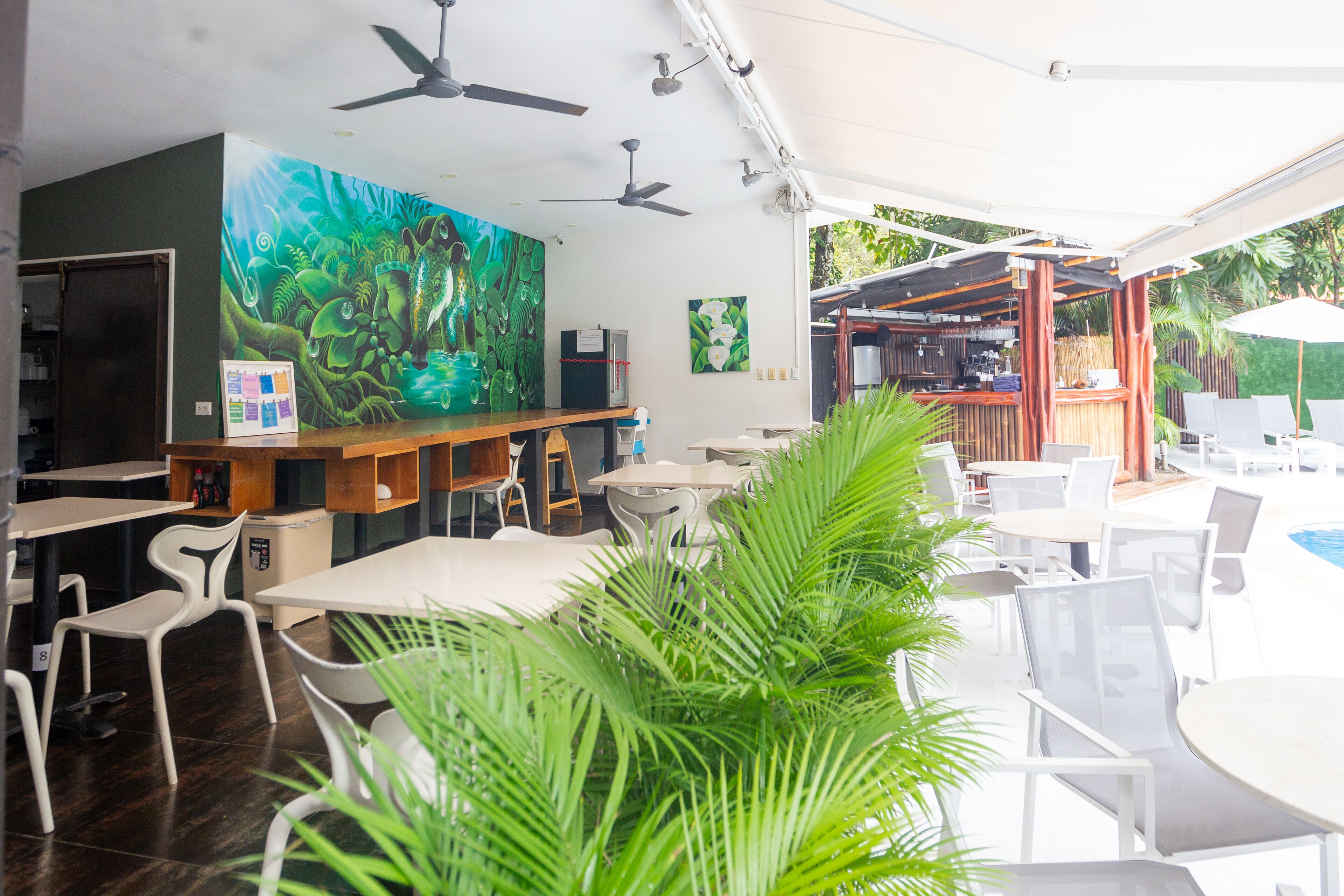 lunch, dinner served; pizza, pool views