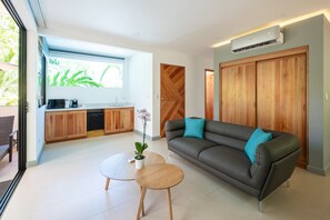 Grand Suite, 1 King Bed | บริเวณนั่งเล่น | ทีวีจอแบน 42 นิ้ว พร้อมช่องเคเบิล, ทีวี