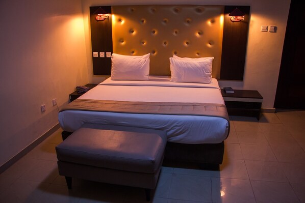 Executive Suite | Peralatan tempat tidur premium, meja, ruang kerja komputer riba