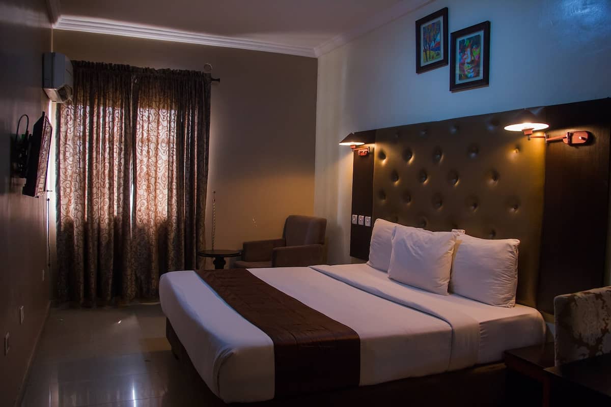 Premium bedding, desk, laptop workspace, free WiFi