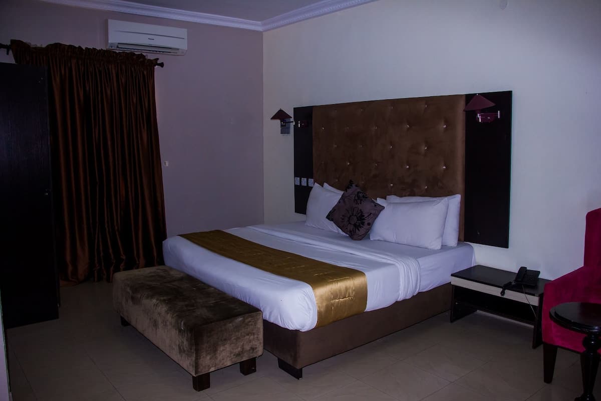 Premium bedding, desk, laptop workspace, free WiFi
