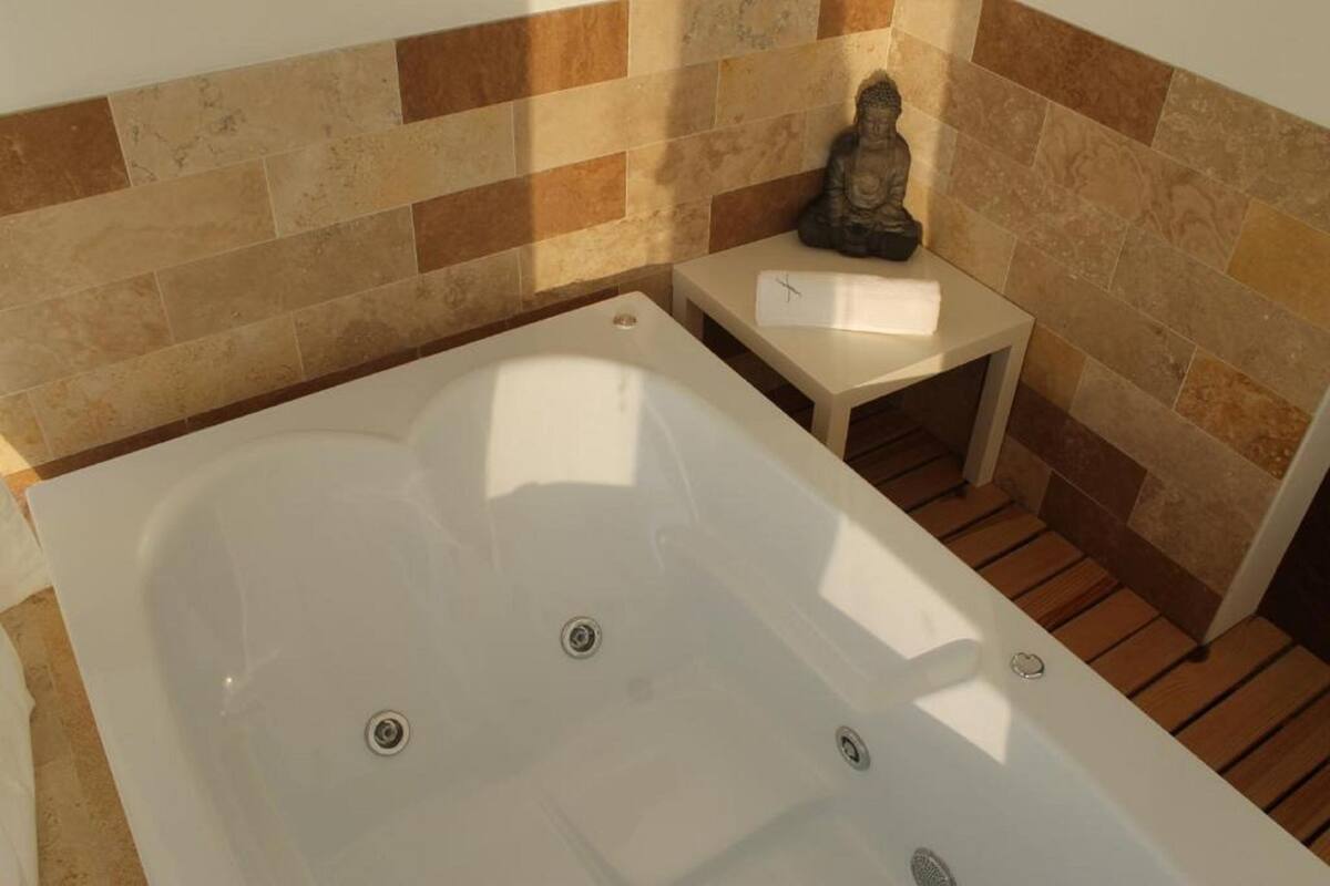 suite, jetted tub | bathroom | shower, free toiletries, towels, shampoo