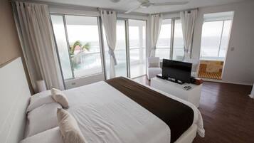 Deluxe Suite, Jetted Tub | Premium bedding, minibar, in-room safe, soundproofing