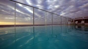 Utomhuspool och solstolar