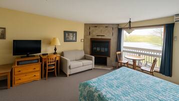 Suite Junior, 1 grand lit, cuisine, vue sur le lac | Fer et planche à repasser, literie fournie