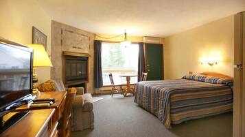 Suite junior, 1 cama Queen size, cocina, vista al lago | Tabla de planchar con plancha y ropa de cama