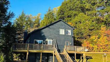 Casa de lujo, varias habitaciones, balcón, vista al lago | Vista frontal de la propiedad