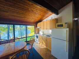 Suite Premium, 2 habitaciones, cocina, vistas al lago | Servicio de comidas en la habitación