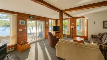 Suite Premium, 2 kamar tidur, dapur, pemandangan danau | Area keluarga | TV, perapian, dan pemutar DVD