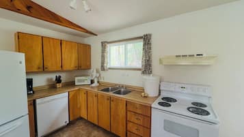 Frigorífico, microondas, placa de cocina y cafetera o tetera