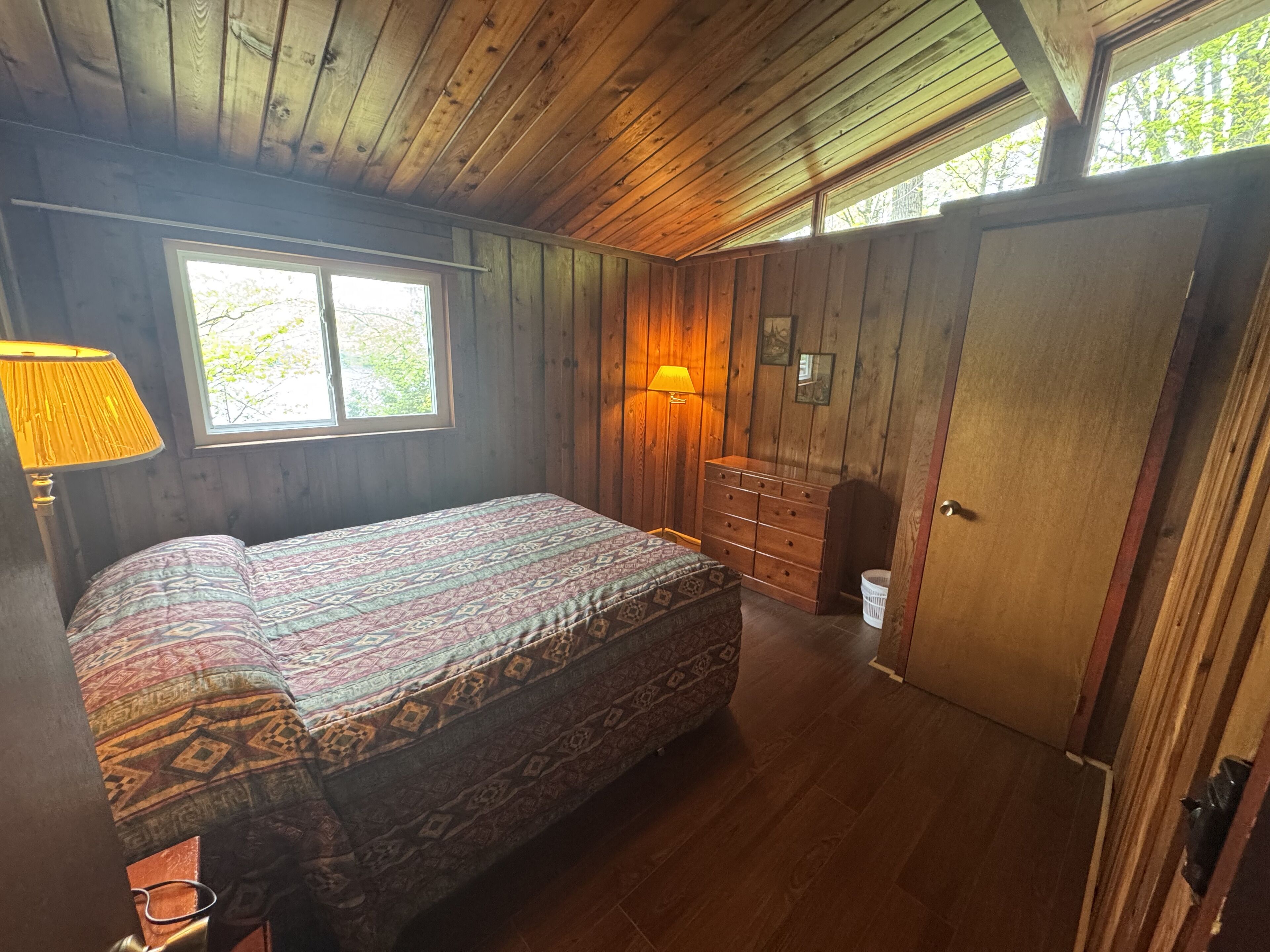 Deluxe Cottage, 3 Bedrooms, Kitchen, Lake View | Iron/ironing board, bed sheets