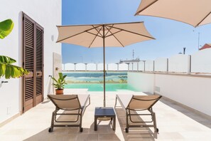 Outdoor pool, pool umbrellas, sun loungers