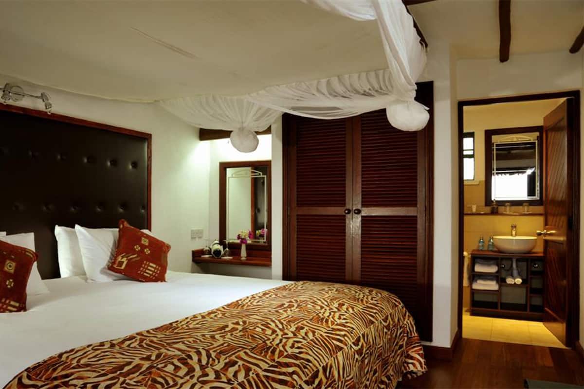 Premium bedding, desk, blackout drapes, soundproofing
