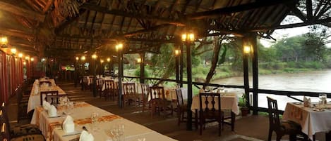 2 restaurantes; se sirve desayuno, almuerzo y cena; cocina internacional
