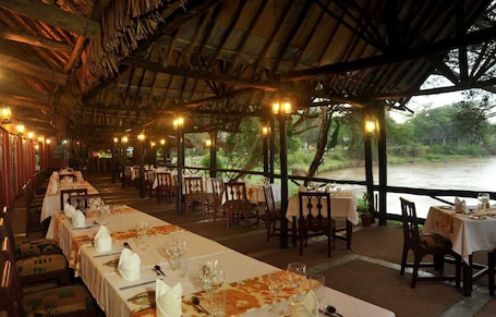 2 restaurants, breakfast, lunch, dinner served; international cuisine