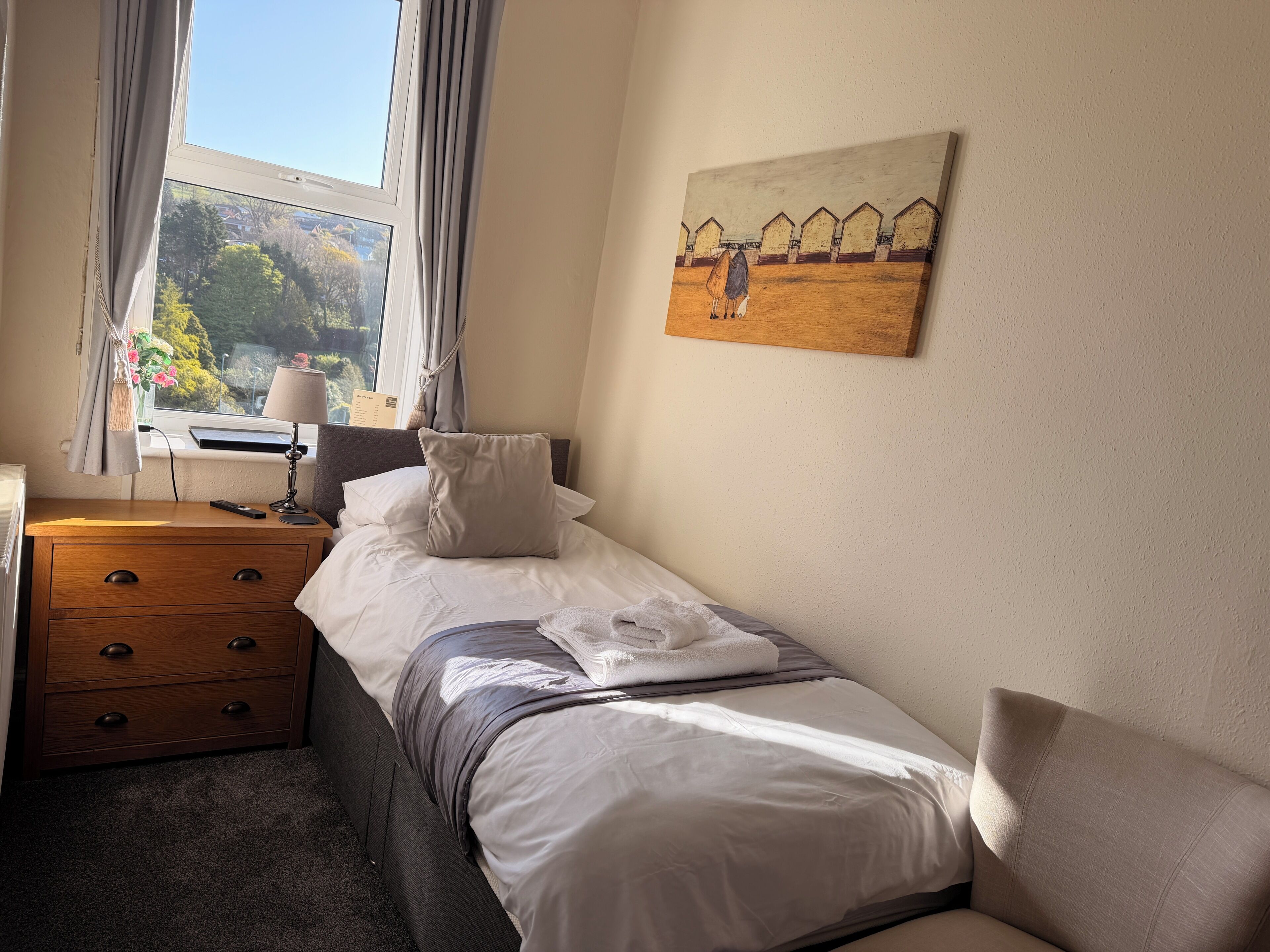 Habitación individual económica (1st Floor) | Espacio para trabajar con un portátil y tabla de planchar con plancha