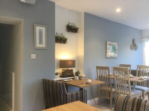 Dining - Cairn House (Ilfracombe)
