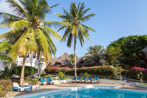 2 outdoor pools