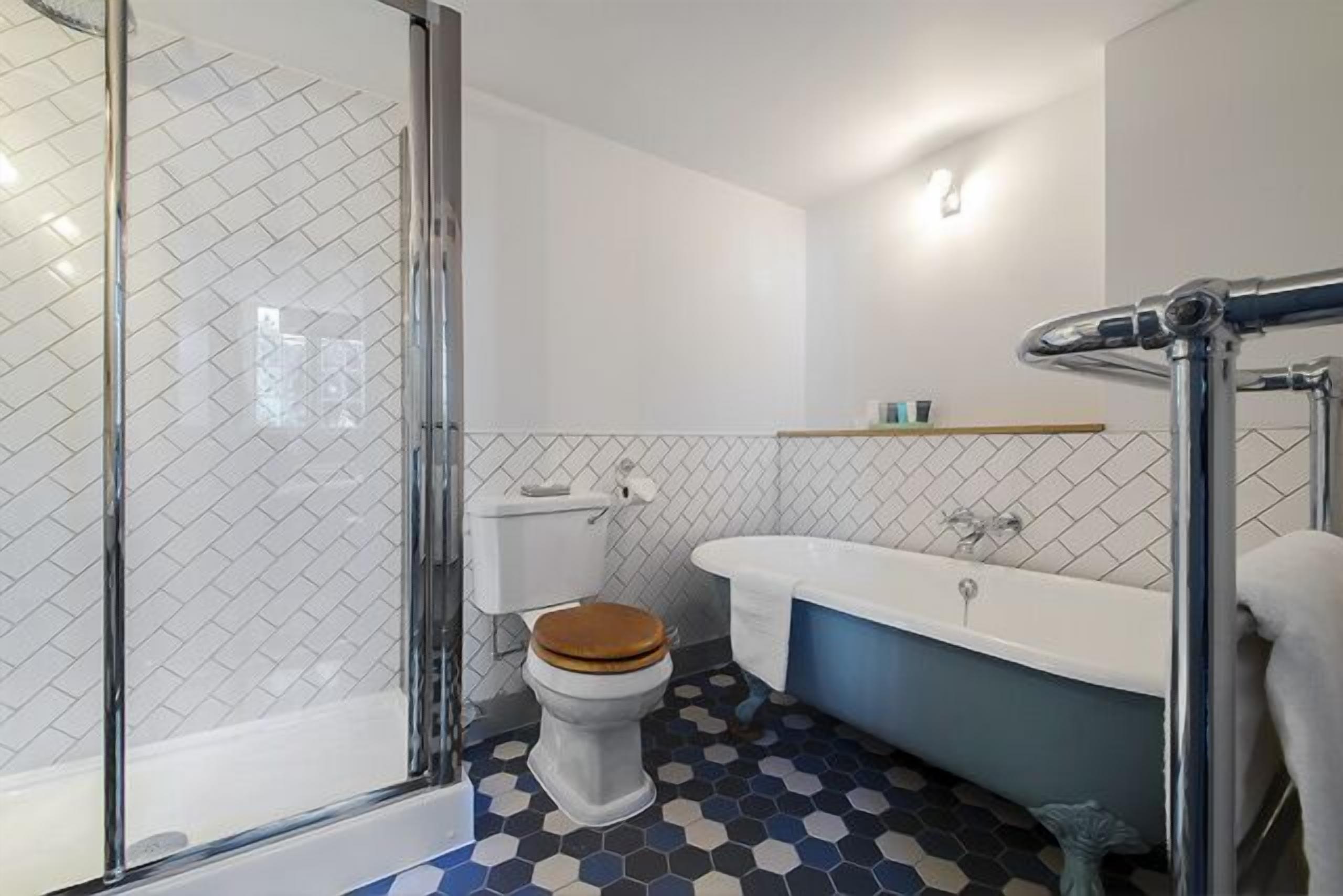 Un bagno con WC, vasca e doccia.