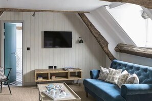 Deluxe Double or Twin Room, 1 King Bed | Living room - Old Stocks Inn (Cheltenham)