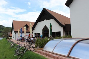 Petit déjeuner, déjeuner et dîner servis sur place, vue sur le jardin