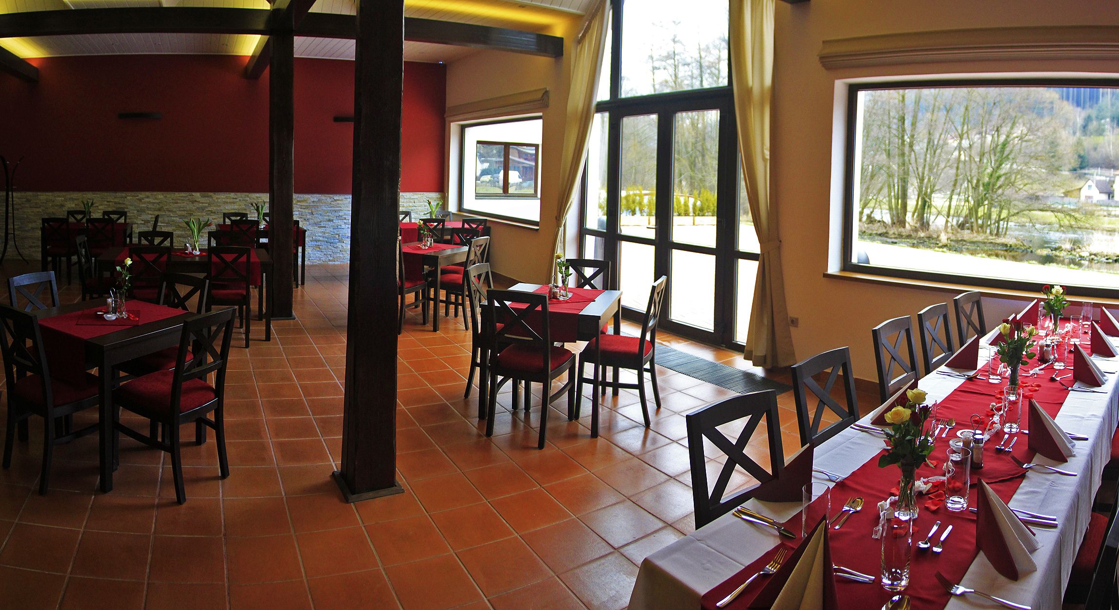 Breakfast, lunch, dinner served; international cuisine, garden views 