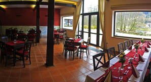 Breakfast, lunch, dinner served; international cuisine, garden views 