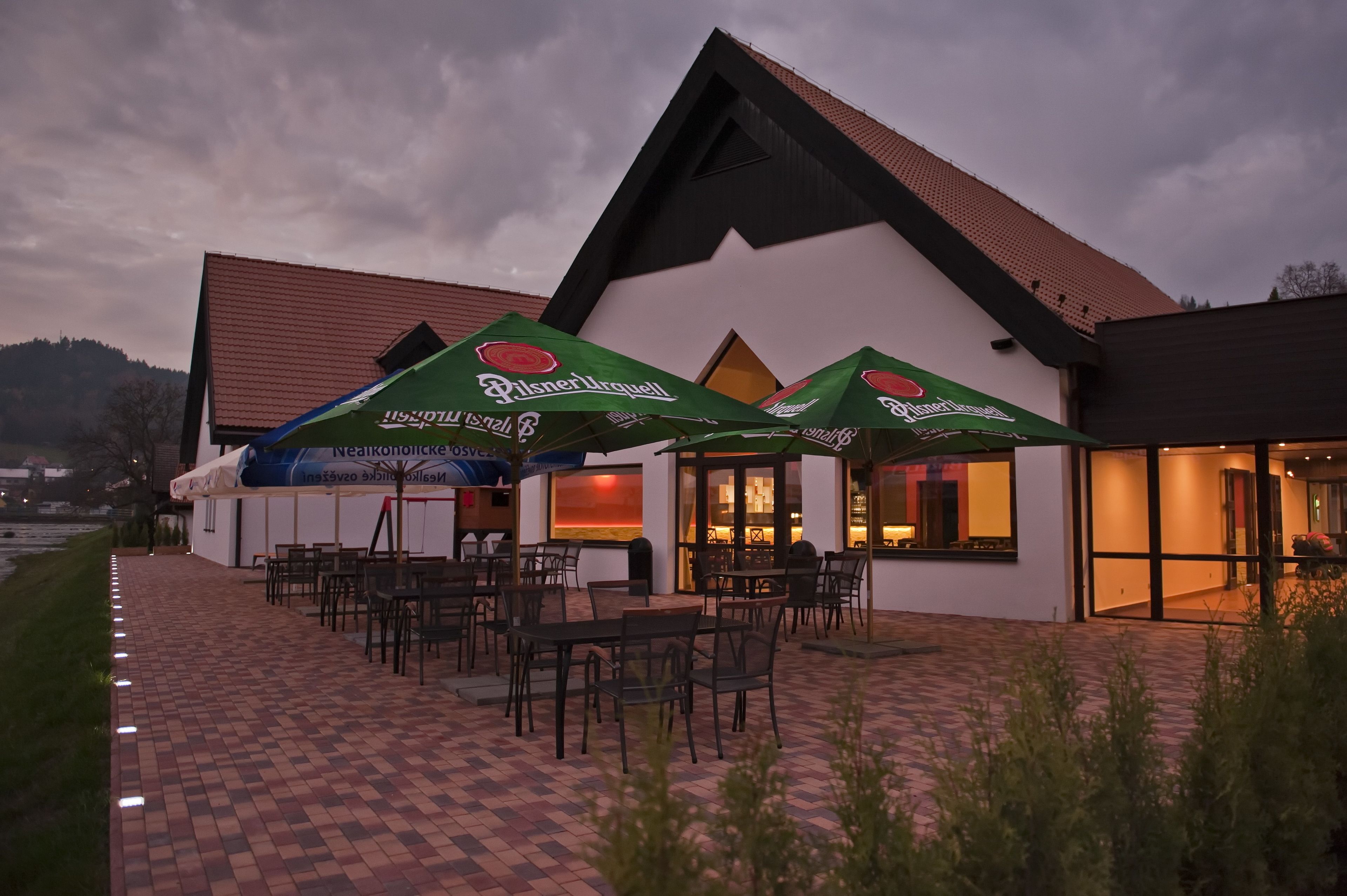 บริการอาหารเช้า อาหารกลางวัน อาหารเย็น, อาหารนานาชาติ, วิวสวน 