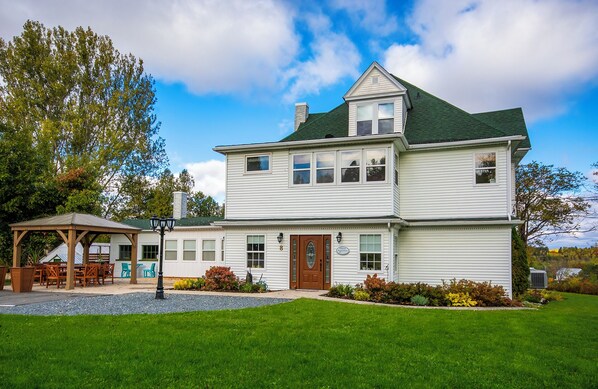 Vista frontal de la propiedad