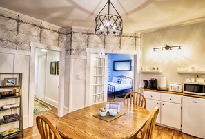 Carlow Suite - Ground Floor | Private kitchen | Fridge, microwave - Shamrock Suites (Florenceville-Bristol)