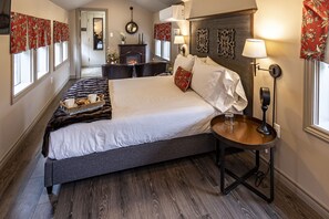 Suite, 1 cama Queen size | 1 habitación, tabla de planchar con plancha, wifi gratis y ropa de cama 